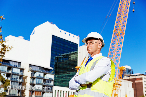 建筑工地的工程師建設(shè)者建筑工程師施工場(chǎng)景穿著安全背心