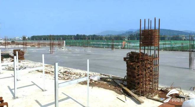 嚴把施工保障民生工程建設(shè) 蘭陵縣公益農(nóng)產(chǎn)品批發(fā)市場二期順利封頂